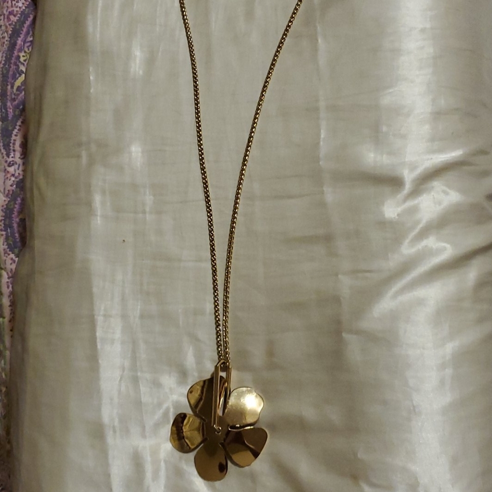 Stunnung Gold Platted long flower necklace